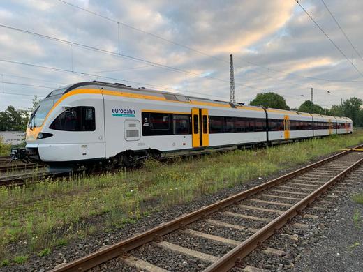 Zug Flirt 1 der eurobahn auf einer Bahnstrecke.